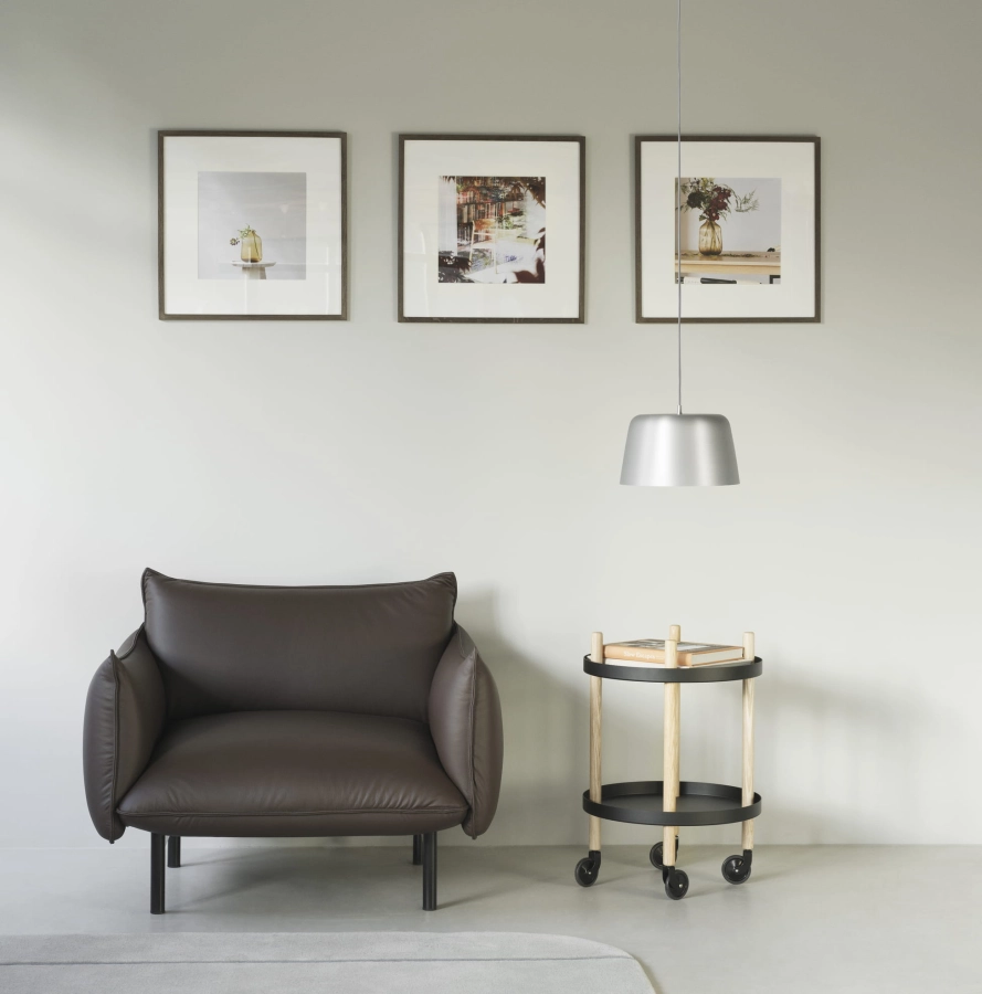 2022_Tub_Lamp_Ø30_Alu_Block_Table_Ø45_Black_Ark_Armchair_Black_Steel_Ultra Leather_41597_02.jpg