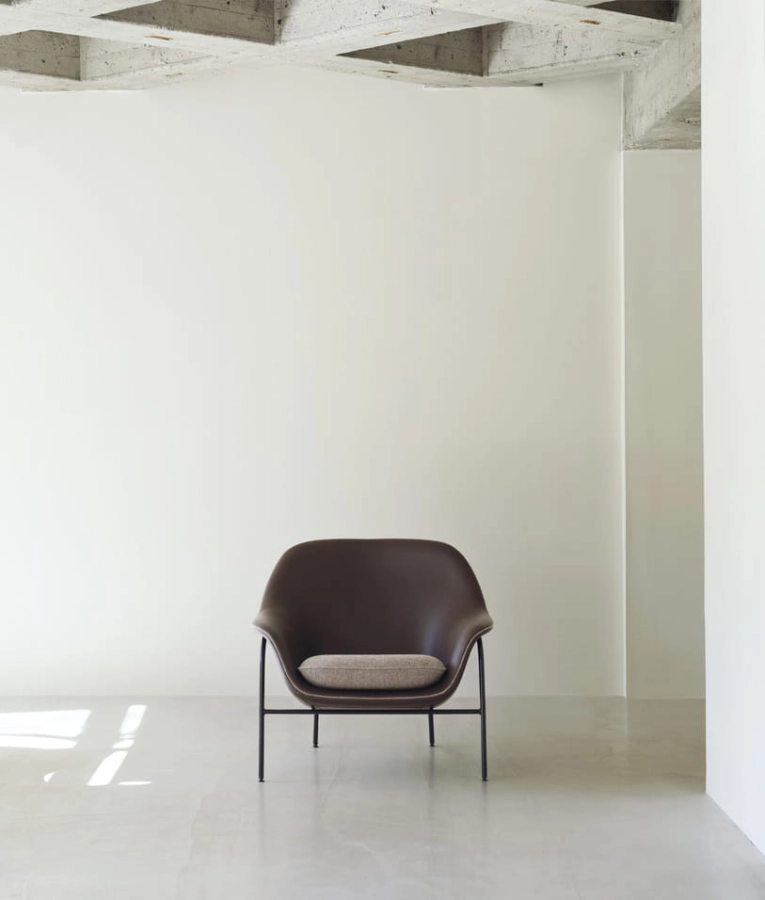 2022_Drape_Lounge_Chair_Low_Black_Steel_Ultra_Chocolate_41589_Hallingdal_65_270.jpg