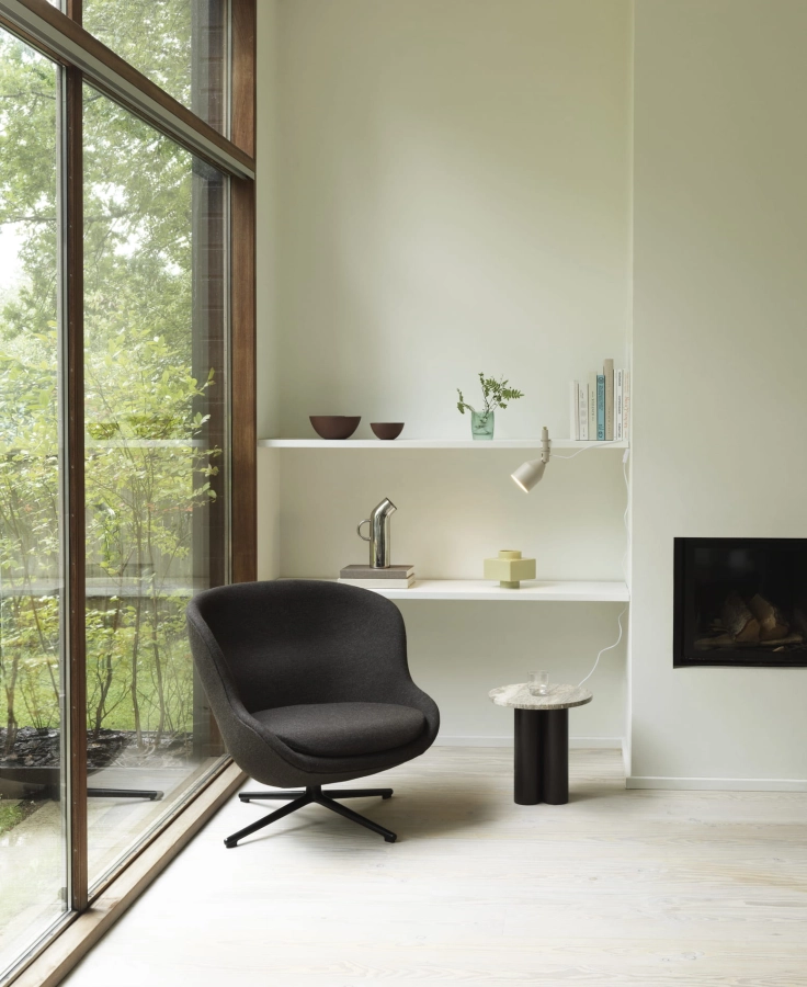 2023_Hyg_Lounge_Chair_Low_Black_Swivel_Hallingdal_0376_Dit_Table_Brown_Travertine_Silver_Klip_Lamp_Warm_Grey_01.jpg