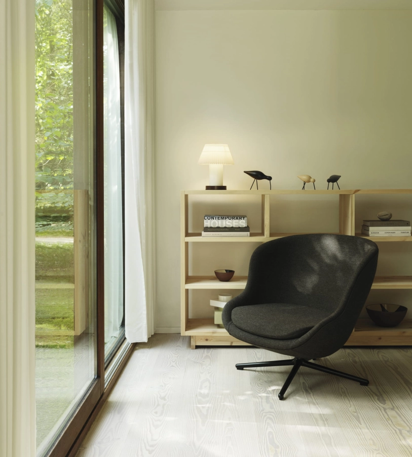 2023_Hyg_Lounge_Chair_Low_Black_Swivel_Hallingdal_0376_Plank_Bookcase_High_Cellu_Table_Lamp_White.jpg