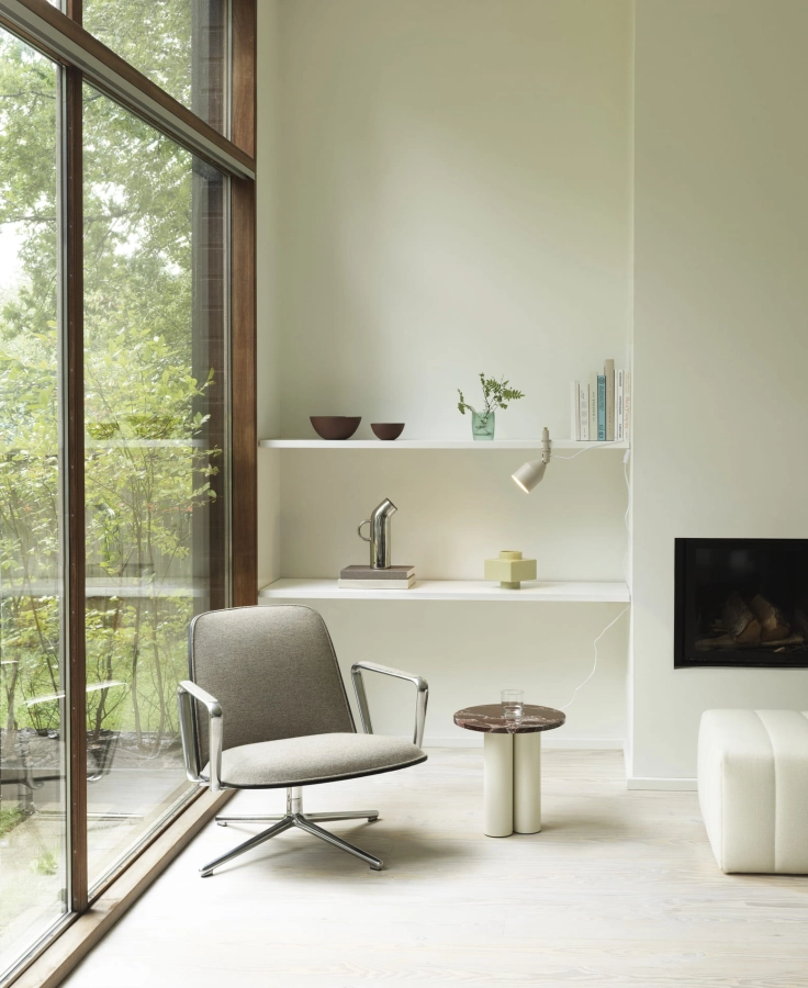 2023_Pad_Lounge_Chair_Low_Swivel_Aluminum_Hallingdal_0227_Dit_Table_Sand_Rosso_Levanto_Klip_Lamp_Warm_Grey.jpg
