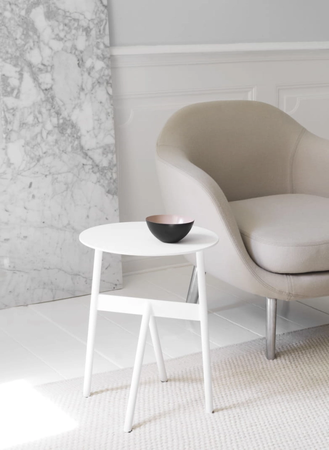 2020_Stock_Table_White_Krenit_Bown_Ø12,5_Sand_Sum_Armchair_Alu_Synergy_LDS19_01.jpg