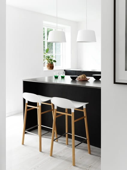 2022_Tub_Lamp_Tub_Lamp_Ø30_White_Form_Barstool_65cm_Oak_White.jpg