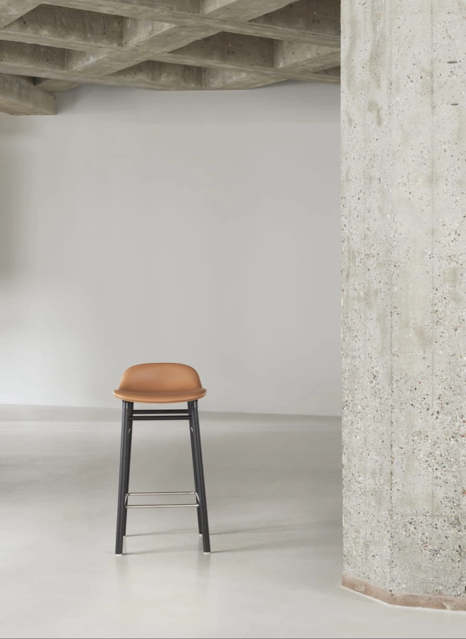2021_Form_Barstool_65cm_Black_Oak_Full_Uph_Ultra_41574_01.jpg