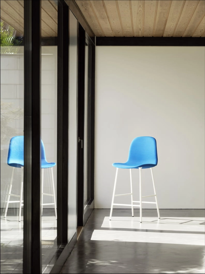 2020_Form_Bar_Chair_65cm_Full_Uph_Steel_White_ZAP22_02.jpg