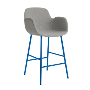 NORMANN COPENHAGEN krzesło barowe z podłokietnikami tapicerowane FORM STEEL H65 cm jasnoniebieskie
