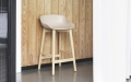 2021_Hyg_Barstool_65cm_Sand_Oak_01.jpg