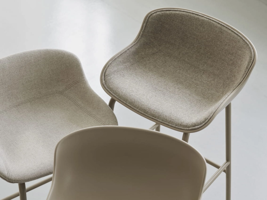 6040_Normann_Copenhagen_Hyg_Barstool_65_cm_Steel_Sand_Front_Upholstery_Synergy_LDS32_Hyg_Barstool_75_cm_Steel_Sand_Full_Upholstery_Main_Line_Flax_MLF20_02.jpg