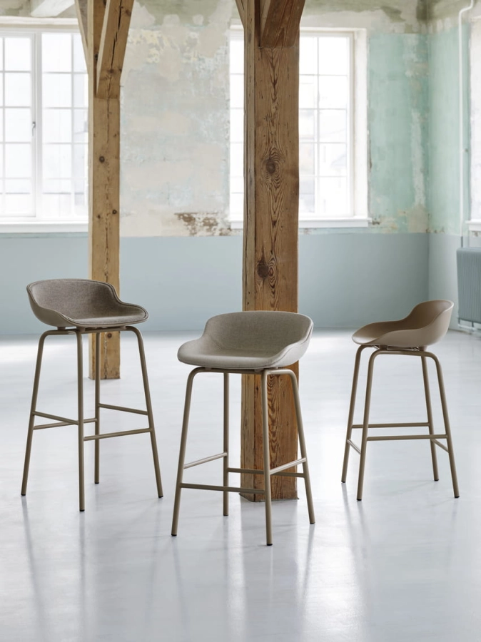 6040_Normann_Copenhagen_Hyg_Barstool_65_cm_Steel_Sand_Front_Upholstery_Synergy_LDS32_Hyg_Barstool_75_cm_Steel_Sand_Full_Upholstery_Main_Line_Flax_MLF20_01.jpg