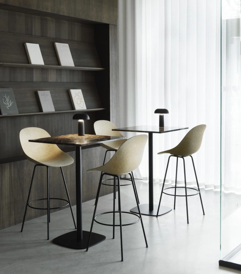 2023_Mat_Bar_Chair_75_cm_Form_Café_Table_H94,5_70x70_cm_Marble_Porta_lamp_Black.jpg