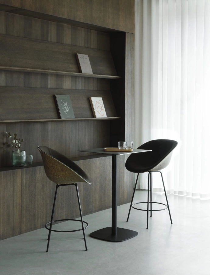 2023_Mat_Bar_Armchair_65_cm_Front_Upholstery_Seaweed_Steel_Black_Steelcut_Trio_0376_Brown_Form_Café_Table_H94,5_70x70_cm_Marble.jpg