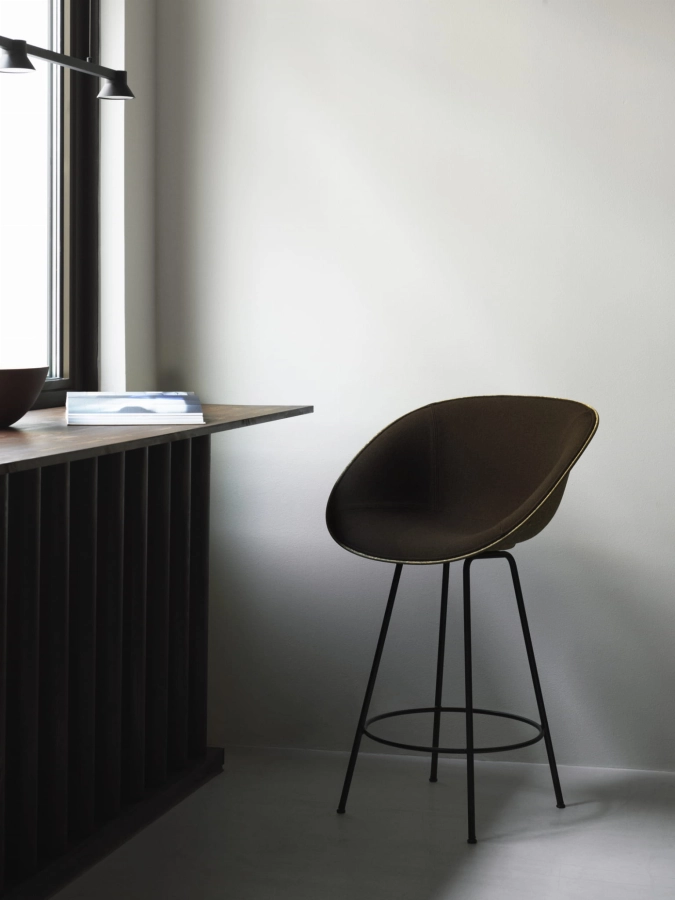 2023_Mat_Bar_Armchair_Front_Upholstery_Seaweed_Steel_Black_Hallingdal_390_Brown.jpg