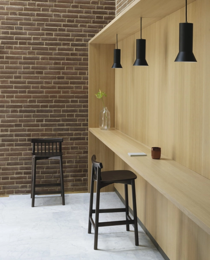 2023_Pind_Barstool_65cm_Brown_Stained_Ash_Hat_Lamp_Small_Black.jpg