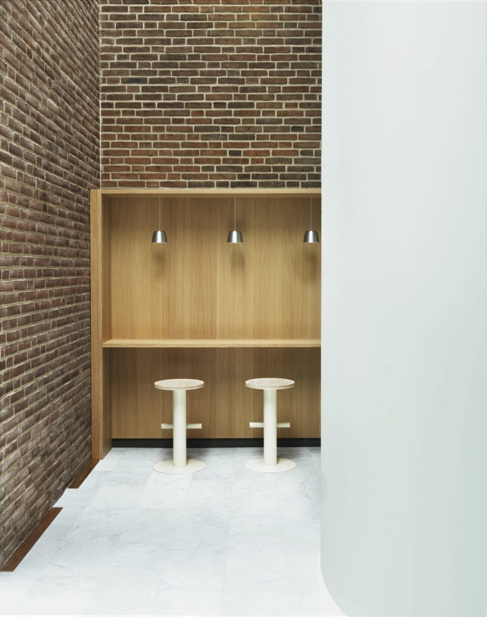 2023_Pole_Barstool_65cm_Pine_Sand_Tub_Lamp_Ø13cm_Aluminum.jpg