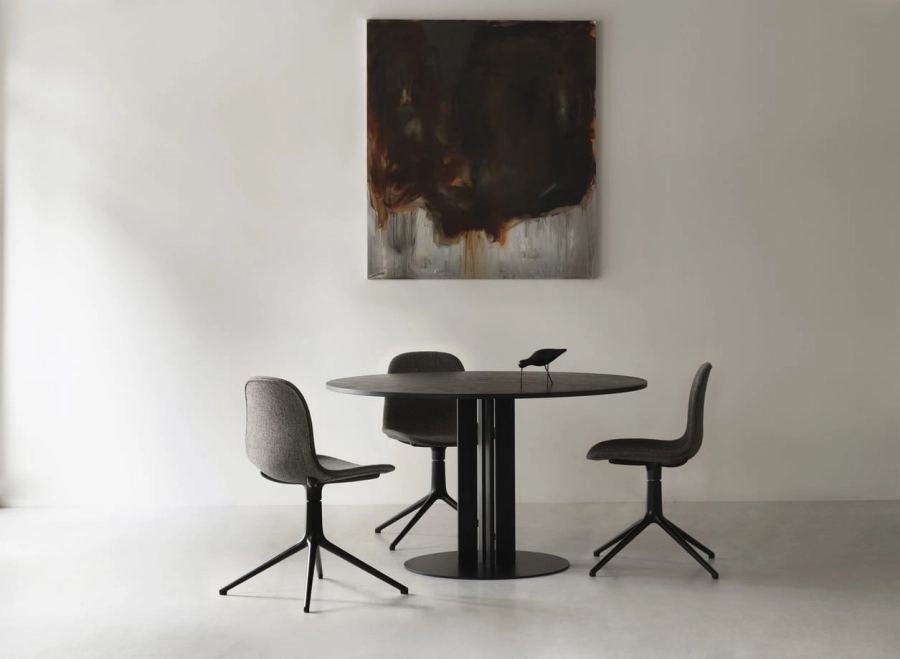 2023_Form_Chair_Swivel_4L_Black_Alu_Hallingdal_0368_Dark_Grey_Scala_Table_Ø130_Black_Oak.jpg