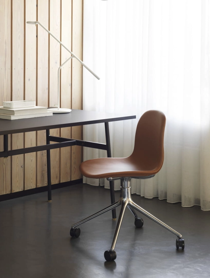 2021_Form_Chair_4W_Full_Uph_Alu_Ultra_41574_Union_Table_Black_Flow_Lamp_White_01.jpg