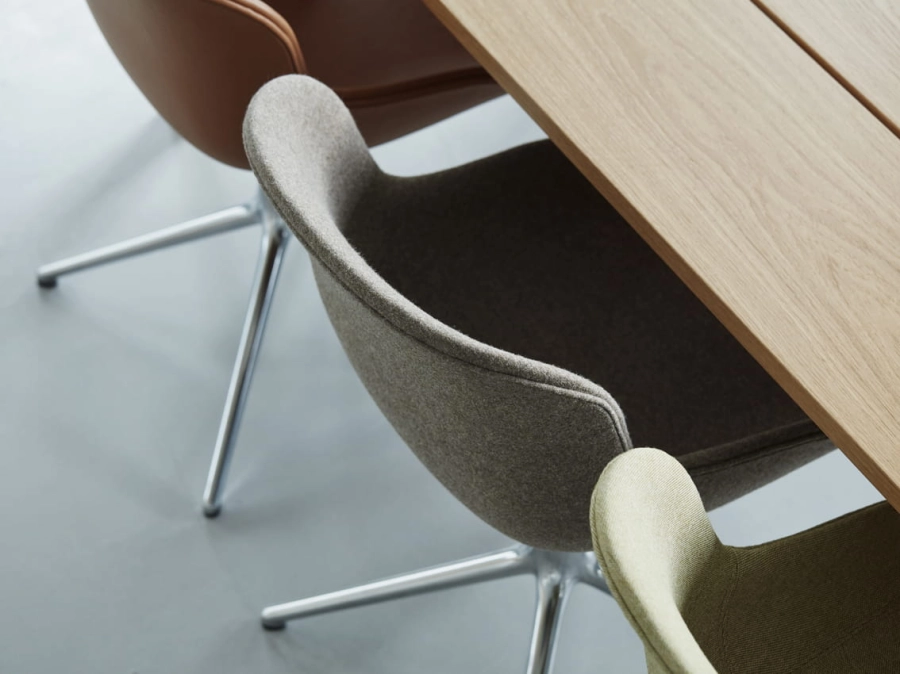 6040_Normann_Copenhagen_Hyg_Chair_Swivel_4L_Alu_Full_Upholtery_Main_Line_Flax_MLF07_Synergy_LDS33_Ultra_Brandy41574_03.jpg