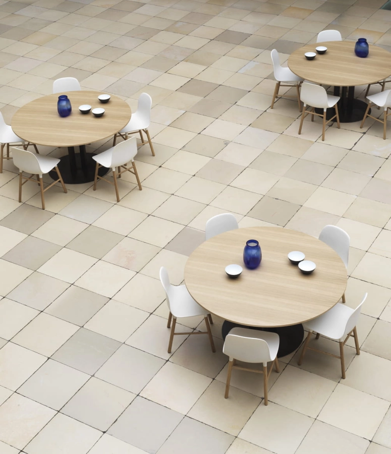 2021_Scala_Table_H75_Ø150cm_Oak_Form_Chair_Oak_White_01.jpg
