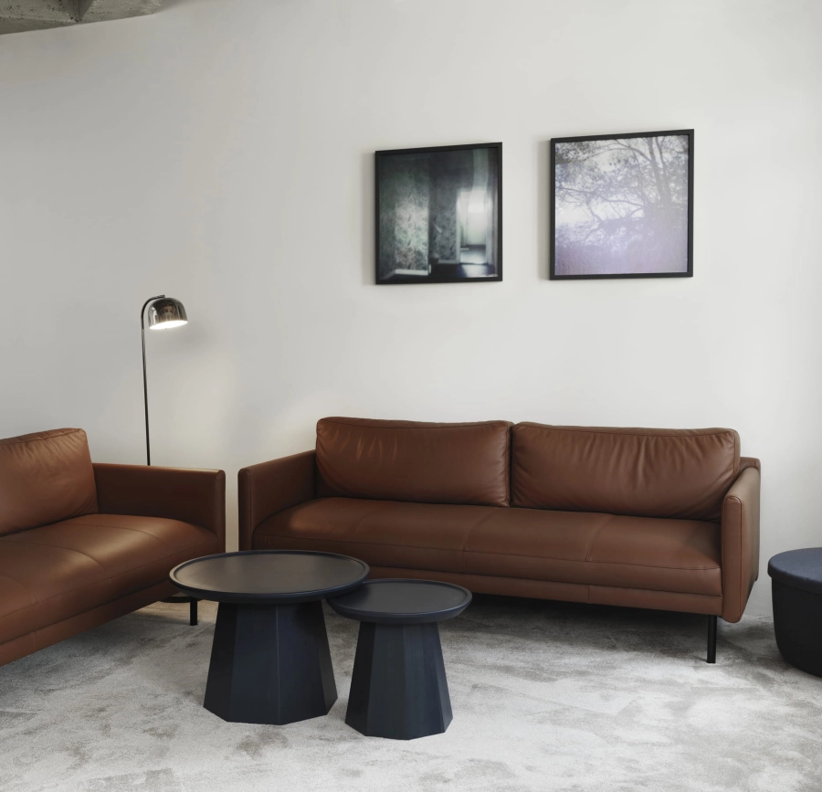 2023_Rar_Sofa_3seater_Omaha_Cognac_Pine_Table_Dark_Blue_Grant_Floor_Lamp_Black_01.jpg