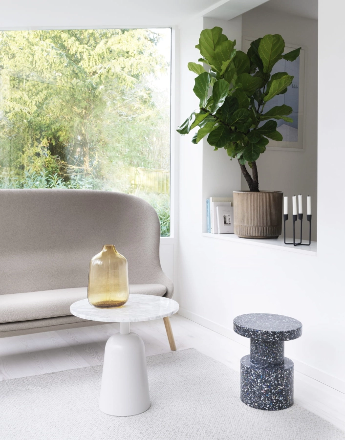 2022_Hyg_Sofa_Oak_UDA07_Turn_Table_Marble_White_Bit_Stool_Black_02.jpg