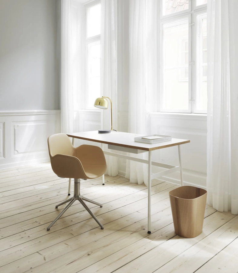 2020_Form_Armchair_Swivel_4L_Full_Upholstery_Ultra_Leather_41572_Journal_Desk_01.jpg