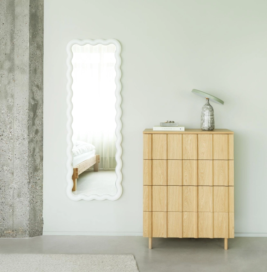 2024_Rib_Dresser_w.4_Drawers_Oak_Illu_Mirror_160x55cm_Eddy_Table_Lamp_Grey.jpg