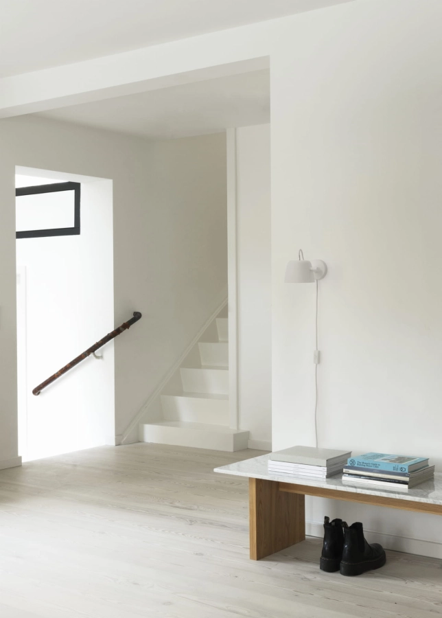 2022_Tub_Wall_Lamp_White_01.jpg