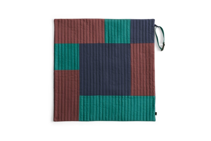 AE932-A780-AS33_HAY Dogs Travel Blanket 80x80 burgundy_green_blue 01 quilted.jpg