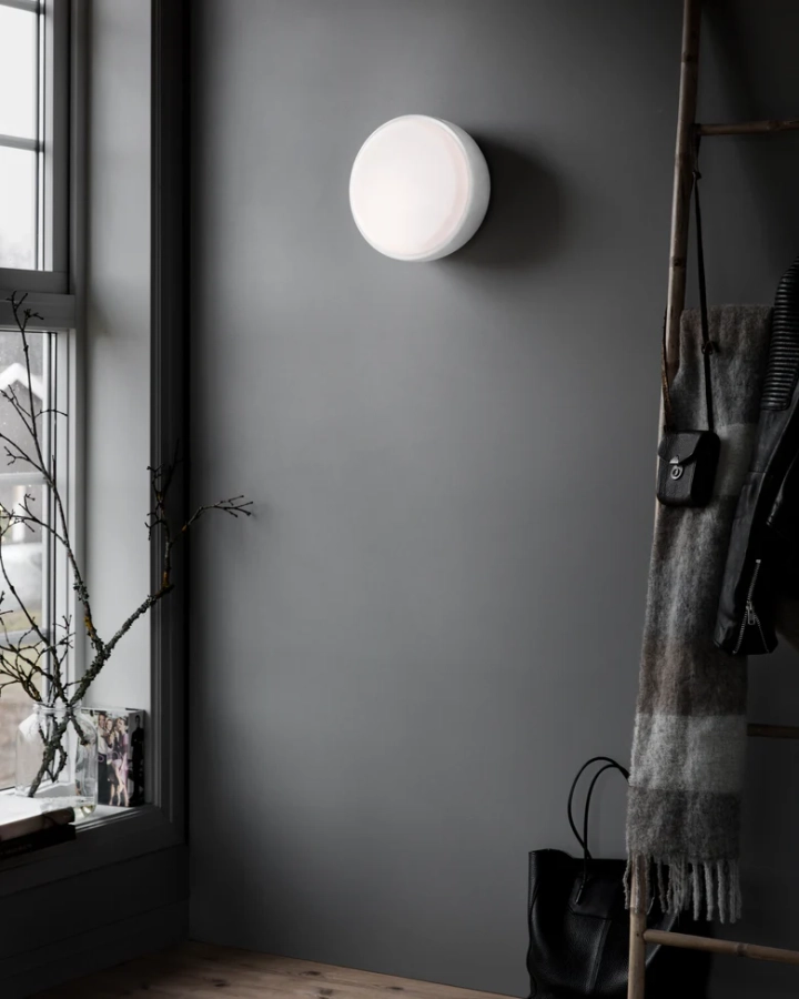 Over-Me_30_White-wall-High_res_Photo-Chris_Tonnesen.jpg.webp