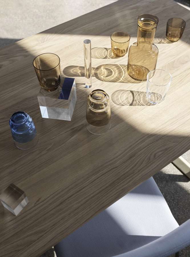 Raise-carafe-glass-dark-blue-burnt-orange-clear-muuto-med-res_7.jpg