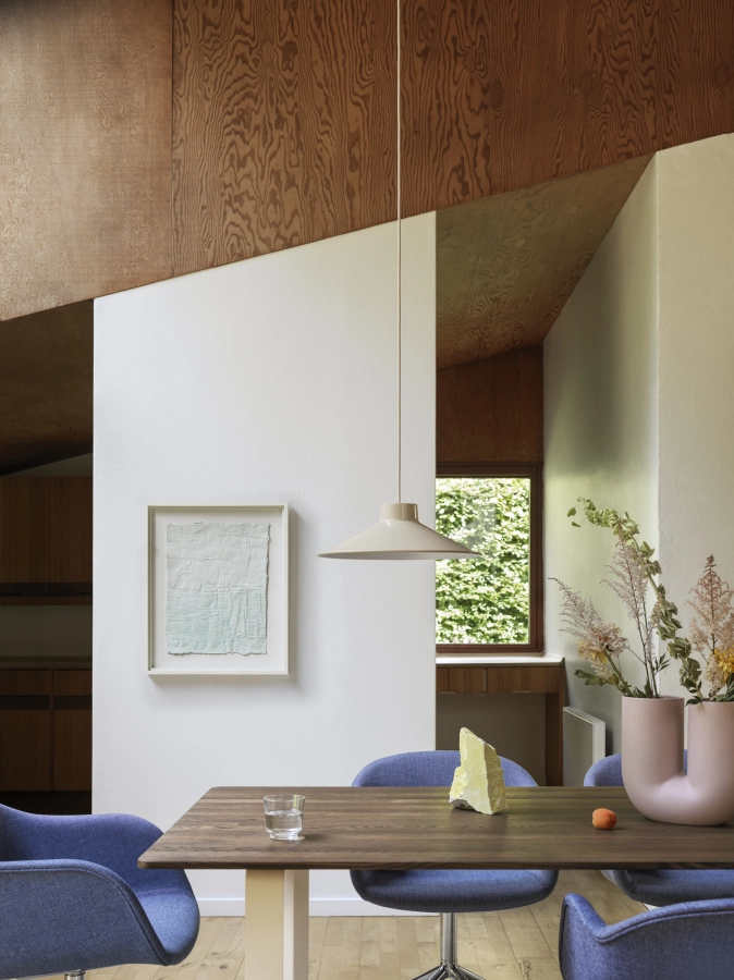 top-pendant-36-sand-70-70-smoked-oak-sand-225x90-fiber-armchair-sabi-631-swivel-base-alu-muuto-org_7.jpg