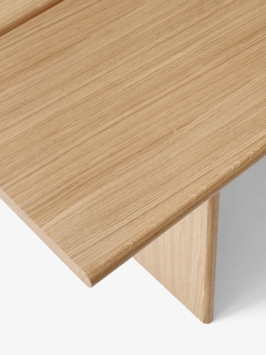 Ita Dining Table OS2_Veneer Oak w. Oak Legs_Angled Front_Detail.jpg
