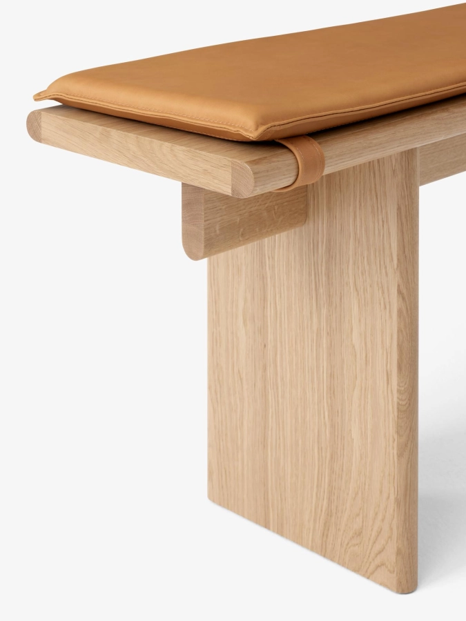 Ita Bench OS5_Veneer Oak w. Oak Legs_Ita Seat Pad Bench OS5_Detail.jpg