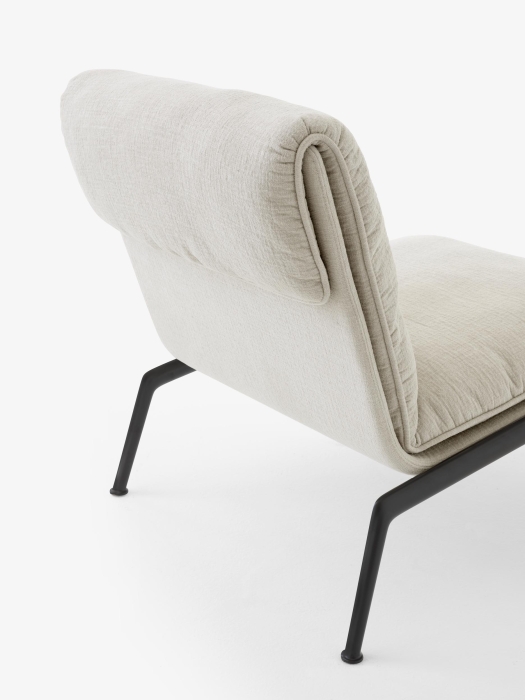 Muno Lounge Chair LN18_Warm Black Legs w. Cifrado 0221_Detail.jpg