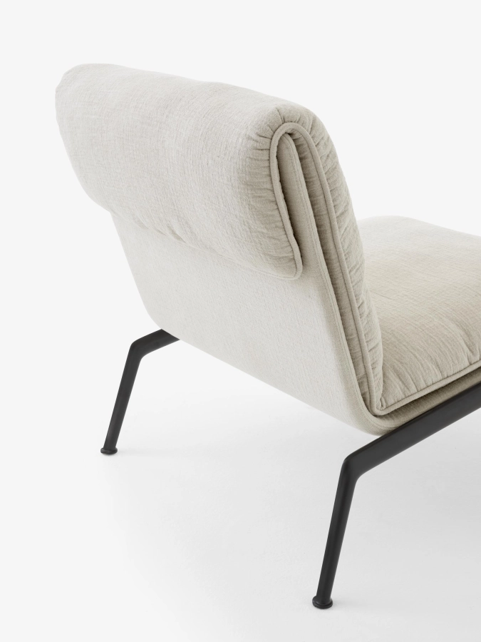 Muno Lounge Chair LN18_Warm Black Legs w. Cifrado 0221_Detail.jpg