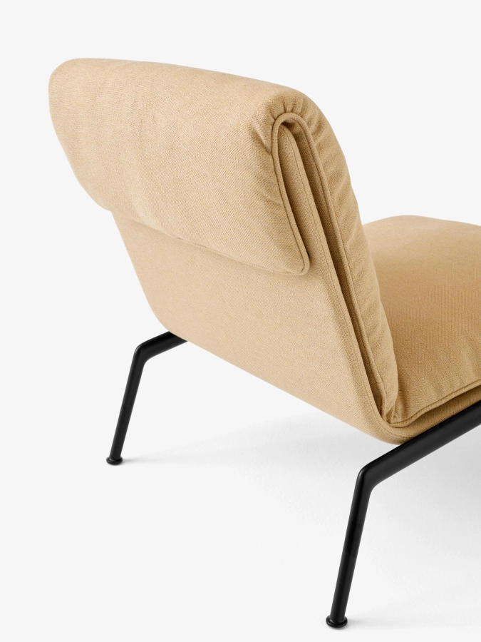 Muno Lounge Chair LN18_Warm Black Legs w. Clay 0007_Detail.jpg