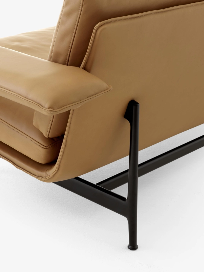 Meantime Sofa AV30_Warm Black Base w. Noble Leather Cognac_Detail.jpg