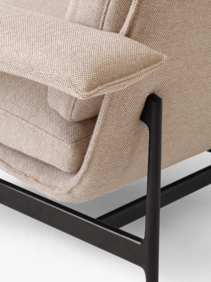 Meantime Lounge Chair AV29_Warm Black Base w. Hallingdal 0220_Angled Front_Detail.jpg