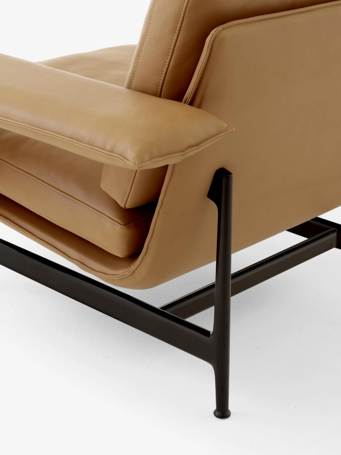 Meantime Lounge Chair AV29_Warm Black Base w. Noble Leather Cognac_Detail.jpg