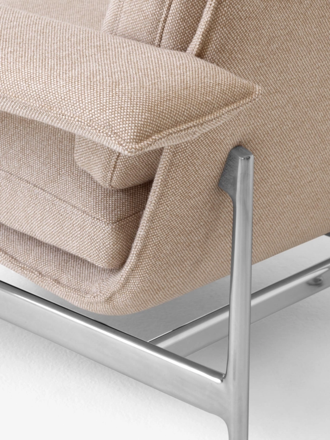 Meantime Lounge Chair AV29_Polished Aluminium Base w. Hallingdal 0220_Angled Front_Detail.jpg