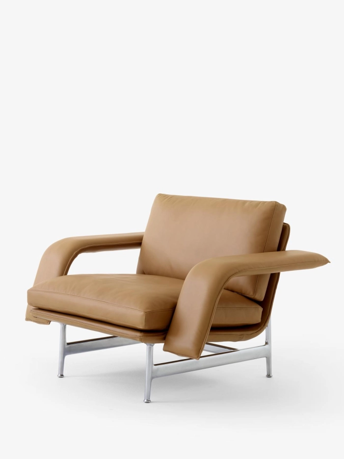 Meantime Lounge Chair AV29_Polished Aluminium Base w. Noble Leather Cognac_Angled Front.jpg