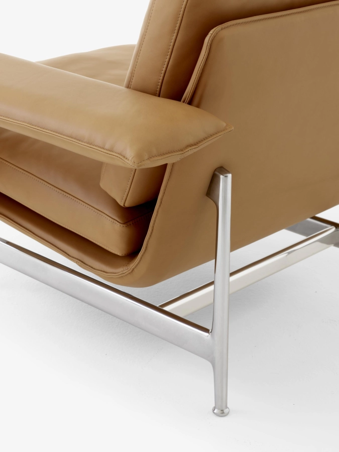 Meantime Lounge Chair AV29_Polished Aluminium Base w. Noble Leather Cognac_Detail.jpg