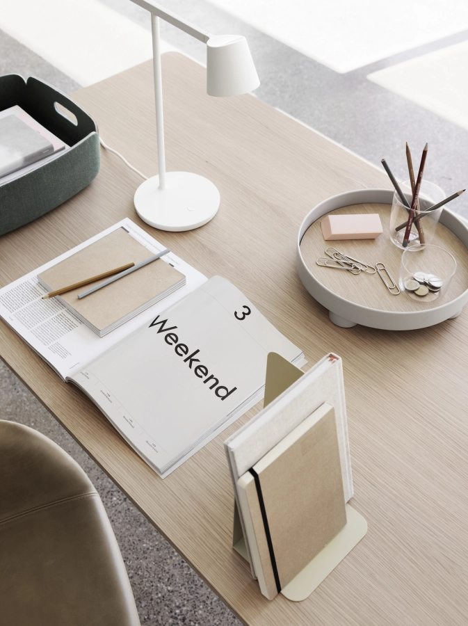 Fiber-base-table-oak-tip-restore-tray-corky-platform-compile-muuto-org_7.jpg