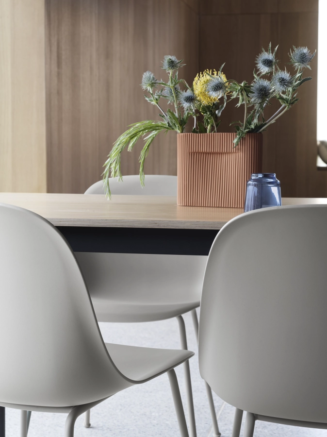 Fiber-side-chair-tube-grey-base-table-oak-veneer-black-raise-dark-blue-ridge-H16-5-terracotta-muuto-org_7.jpg