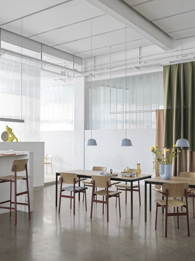 Loft-chair-w-armrest-loft-bar-75-deep-red-oak-steelcut-140-base-table-190-85-oak-veneer-black-raise-ambit-light-blue-muuto-org_V2_7.jpg