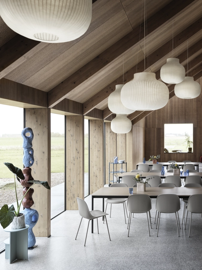 Fiber-side-chair-grey-base-table-oak-veneer-black-250x90-strand-ridge-H16-5-raise-dark-blue-halves-flow-muuto-org_7.jpg