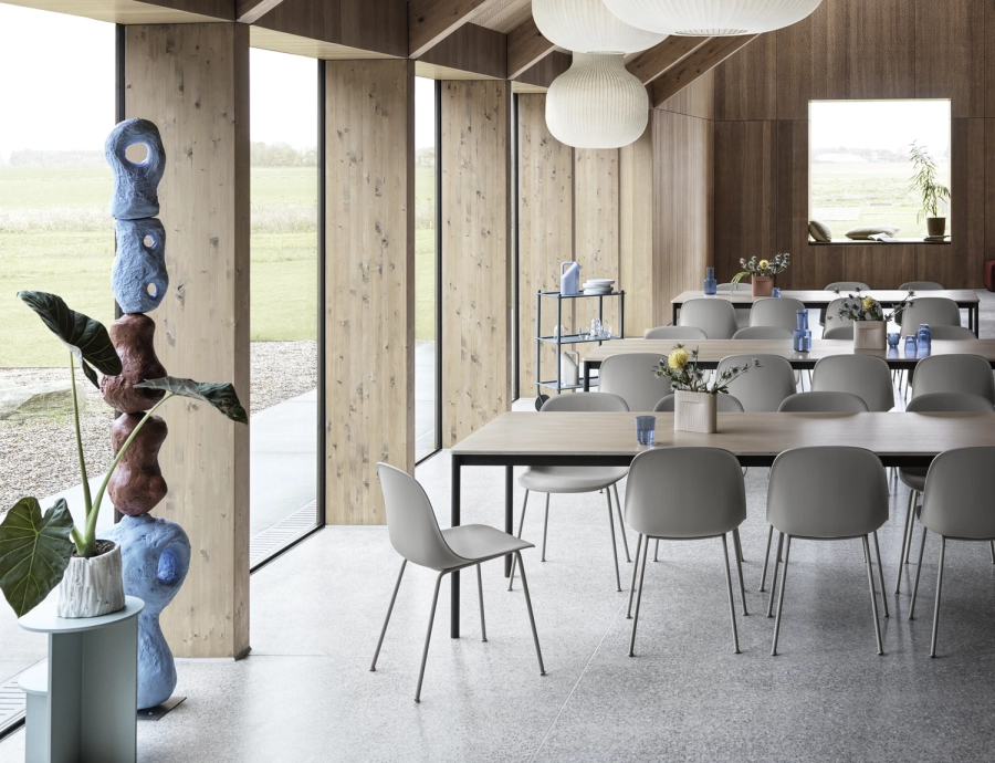 Fiber-side-chair-grey-base-table-oak-veneer-black-250x90-strand-ridge-H16-5-raise-dark-blue-halves-flow-wide-muuto-org_7.jpg