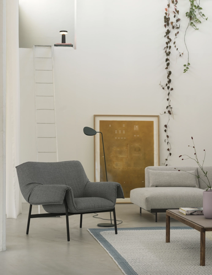 wrap-lounge-chair-sabi-151-black-in-situ-clay-12-pebble-rug-pale-blue-couple-120x84x35-2-plain-1-wavy-taupe-dark-oiled-aok-ease-black-leaf-floor-dark-green-muuto-org_7.jpg