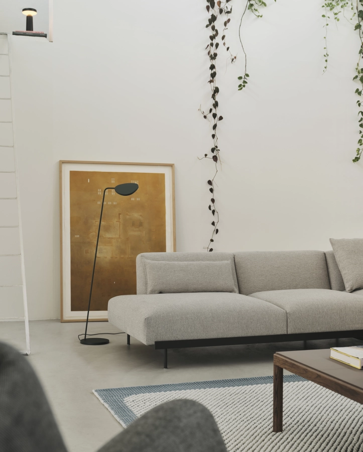 in-situ-clay-12-pebble-rug-pale-blue-couple-coffee-table-taupe-dark-oiled-oak-leaf-floor-dark-green-ease-black-muuto-org_7.jpg