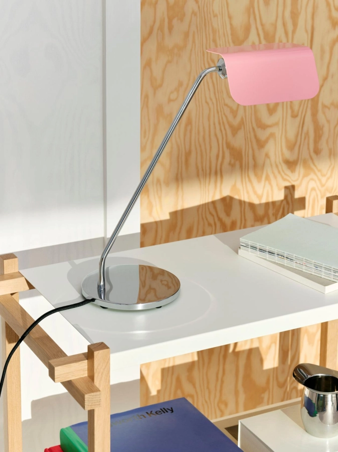Woody Shelving Column Low 2.0 almond white shelves and soaped oak frame_Apex Desk Lamp luis pink 01.jpg